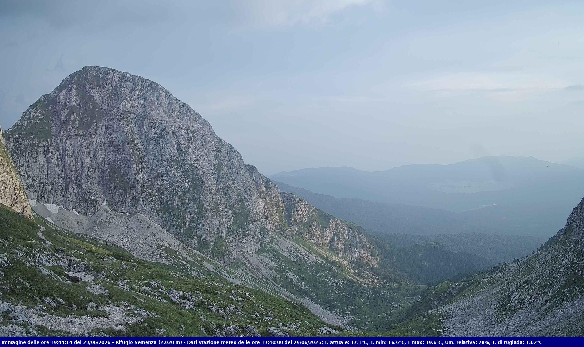 Webcam Rif. Semenza - 2020m - puntamento verso la Piana del Cansiglio e la pianura veneta in direzione sud-ovest